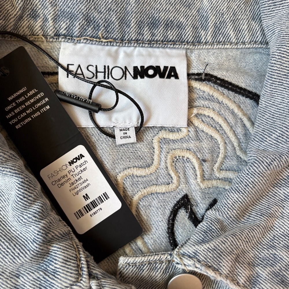 Fashion Nova Denim Trucker Jacket Women Light Wash Western PU Patch NWT SIZE M - Picture 4 of 6